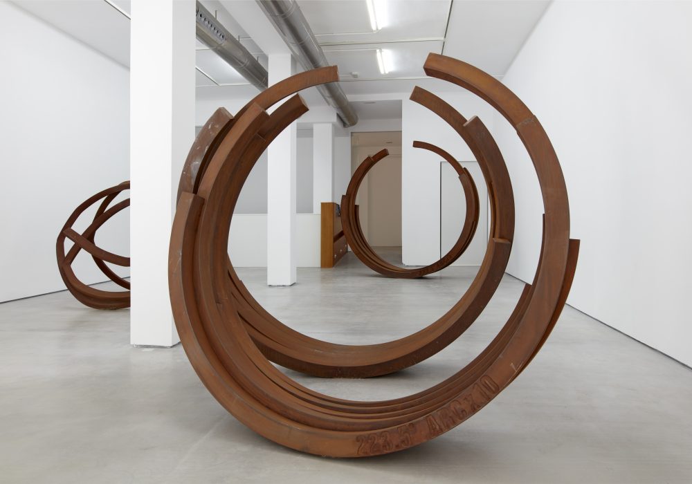 The imposing steel installations of the artist Bernar Venet on the