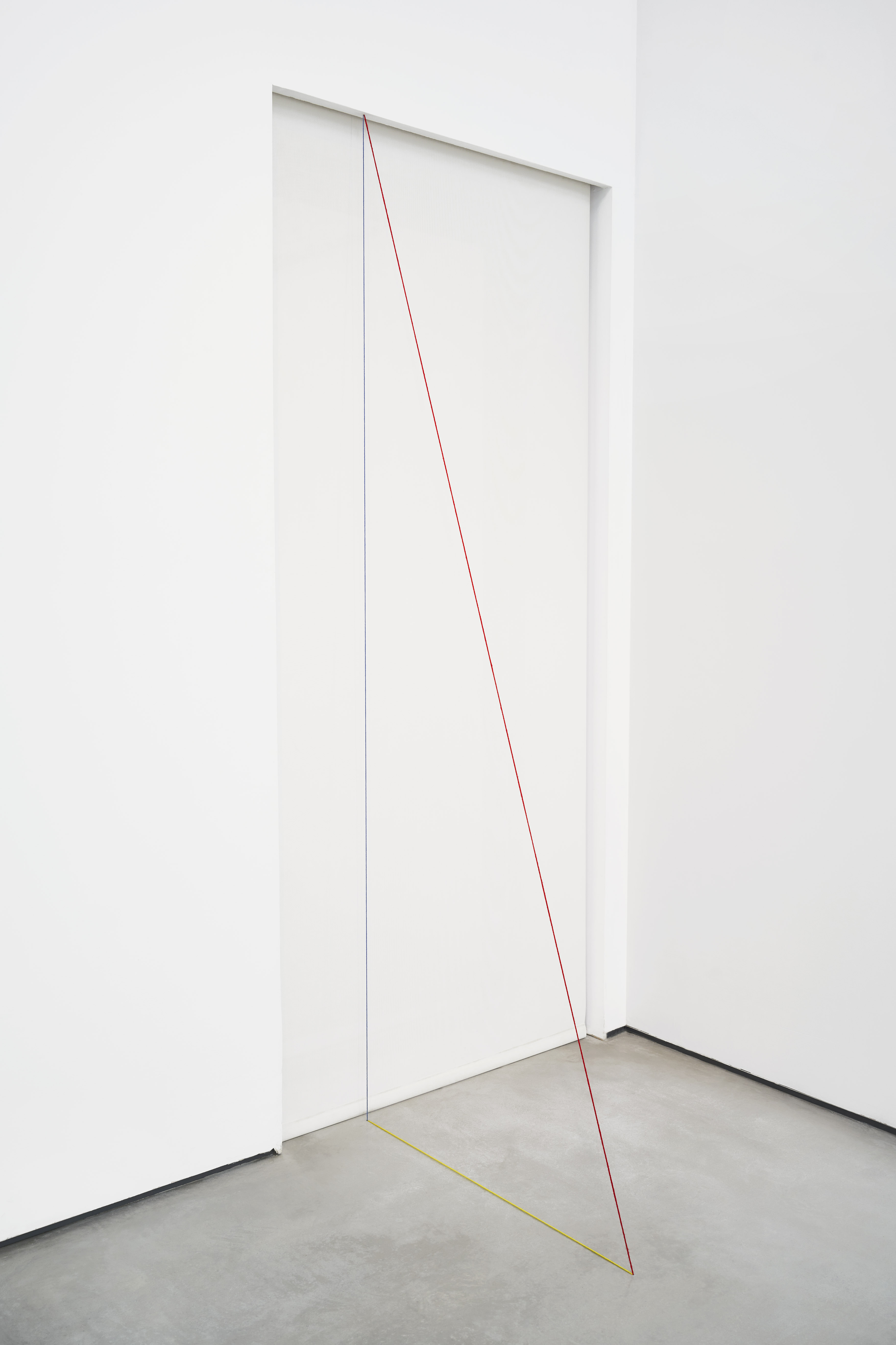 Fred Sandback, Untitled (Sculptural Study, Vertical Triangle), 1988/2020. Dimensiones: Relaciones espaciales establecidas por el artista; las dimensiones totales varían con cada instalación.