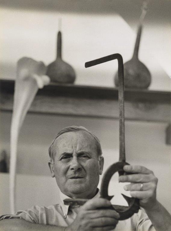 Joan Miró en la Fundición Parellada. Lliçà d'Amunt (Barcelona), c. 1965. © F. Català-Roca. Fondo F. Català-Roca - Arxiu Fotogràfic de l’Arxiu Històric del Col·legi d’Arquitectes de Catalunya
