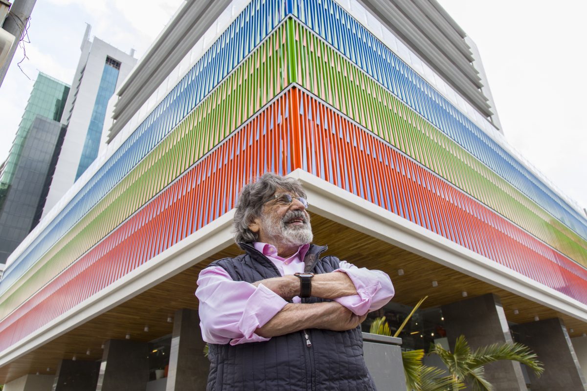 Carlos Cruz-Diez in front of his Cromoestructura at Edificio Kenex, Panama. © Carlos Cruz-Diez / Bridgeman Images 2023
