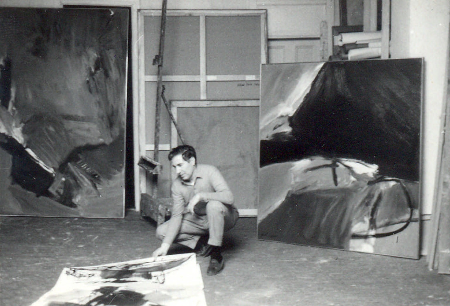 José Guerrero en su estudio de Nueva York, h. 1965.